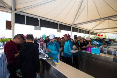 国庆第四天沙湖景区人气火爆，旅游秩序井然有序