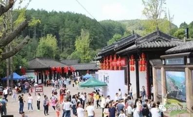 剑阁世纪华联携手剑门关景区，国庆旅游服务周到有序，只待您来！